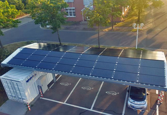 PB: Die zentrale Forschungsplattform im Verbundprojekt besteht aus einer Photovoltaik-Anlage als Energiequelle, einer Vanadium-Redox-Flow-Batterie als Energiespeicher und vier Ladestationen für Elektrofahrzeuge / IZES gGmbH