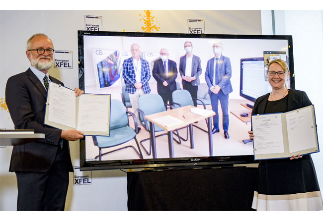 PB: Robert Feidenhans'l (links) and Nicole Elleuche (rechs), Geschäftsführende European XFEL, zusammen mit Krzysztof Kurek (Monitor), Direktor NCBJ, unterzeichneten das Abkommen zum Datentransfer zwischen den Einrichtungen.