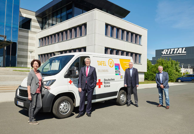 PB: Prof. Friedhelm Loh (2. v. l.), Inhaber und Vorstandsvorsitzender der Friedhelm Loh Group, und Willi Schmid (2. v. r.), Vorsitzender der Tafel Hessen e.V., freuen sich gemeinsam mit Ute Müller (l.) und Bruno Lehberger (r.) von der Dillenburger Tafel über den Start des Sponsorings.