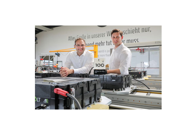 PB: Die Tesvolt Geschäftsführer und Gründer Daniel Hannemann (links) und Simon Schandert mit der TOP 100 Trophäe (Bildquelle: Tesvolt)