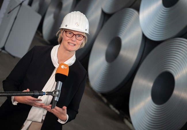 Karliczek: Grüner Wasserstoff ist der Schlüssel für den künftigen Erfolg der Stahlindustrie in Deutschland / Bundesforschungsministerin Anja Karliczek bei ihrem Besuch der Salzgitter AG / Quellenangabe: "obs/BMBF/Hans-Joachim Rickel"