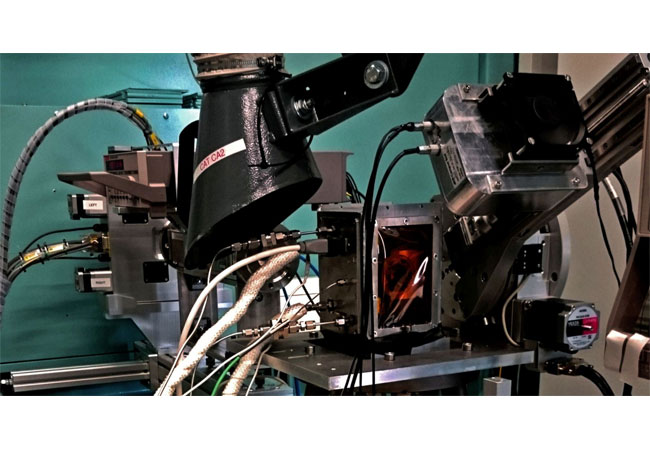 PB: Bildunterschrift: Versuchsaufbau inklusive Hochdruckzelle zur Fischer-Tropsch Messkampagne an der CAT-ACT Messlinie am KIT Synchrotron. (Foto: Tiziana Carambia)