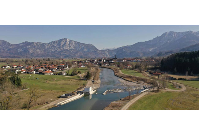 PB: Vom neuen Wasserkraftwerk in der Loisach ist lediglich ein kleines Transformatorhäuschen zu sehen. Die Turbinen verstecken sich in Schächten vor der alten Rampe. Bild: Frank Becht / TUM