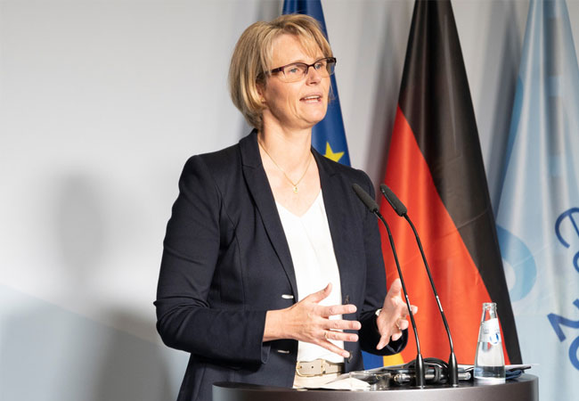 PB: "Die neuen Kompetenzcluster widmen sich wichtigen Zukunftsthemen der Batterieforschung: Von Produktion und Nutzungskonzepten über Recycling bis zur Qualitätssicherung", sagt Ministerin Karliczek. © BMBF/Hans-Joachim Rickel