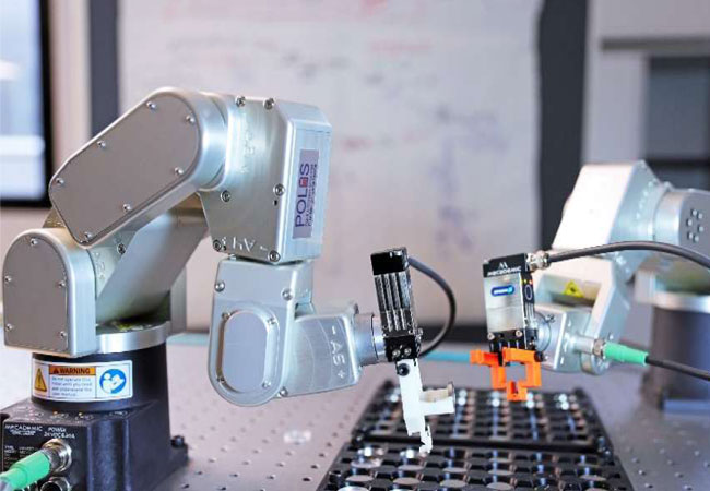 PB: Die konsequente Automatisierung sowie der Einsatz von KI beim Planen und Auswerten von Versuchsreihen sollen die Entwicklung neuer Batterien beschleunigen. (Foto: Daniel Messling, KIT)