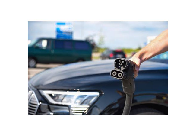 Bildtext: Laden und Pause machen: Das Ladestationsnetz ist gerade an den Autobahnen gut ausgebaut.