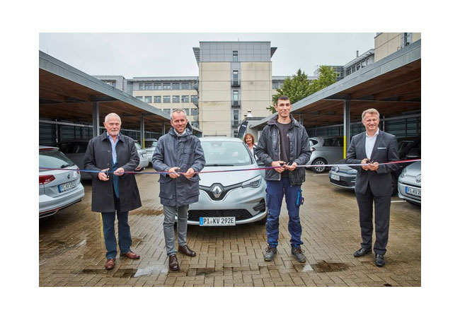 PB: V.l.n.r. Helmuth Ahrens, Kreispräsident, Ove Petersen, Gründer und CEO der GP JOULE Gruppe, Ruslan Makhmodov, Bauleiter und Oliver Stolz, Landrat des Kreises Pinneberg / Bildrechte: GP JOULE zur honorarfreien Verwendung, ausschließlich im Zusammenhang mit der Berichterstattung zur Einweihung des E-Fuhrparks der Kreisverwaltung Pinneberg.