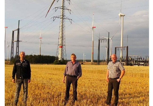 PB: Als Stromvertriebs-Partner haben sich die Meerhofer Windbauern die WestfalenWIND Strom GmbH aus Lichtenau ausgesucht. Die hat schon im Kreis Paderborn spezielle Wind-Tarife umgesetzt und beliefert seit Jahren tausende Kunden mit sauberem Strom. / © WestfalenWIND GmbH