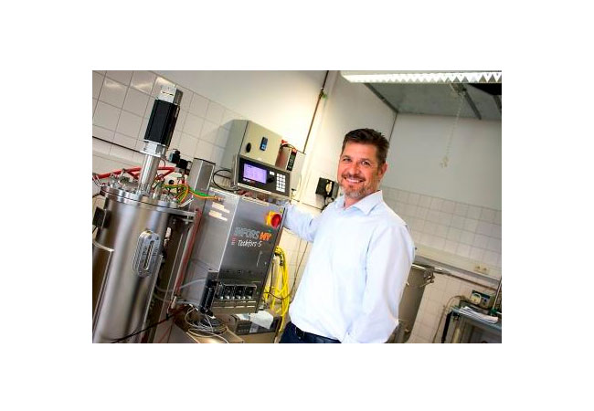 PB: MicroPro-Geschäftsführer Martin Wagner zeigt den Reaktor, in dem er das HyPerFerment-Verfahren zur Produktion von grünem Wasserstoff erfolgreich testet. ©IMG Sachsen-Anhalt