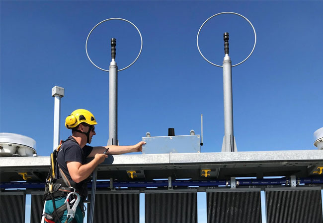 PB: Ein Techniker der Dark Sky GmbH bei der Installation eines Prototypen / © Steven Lübke