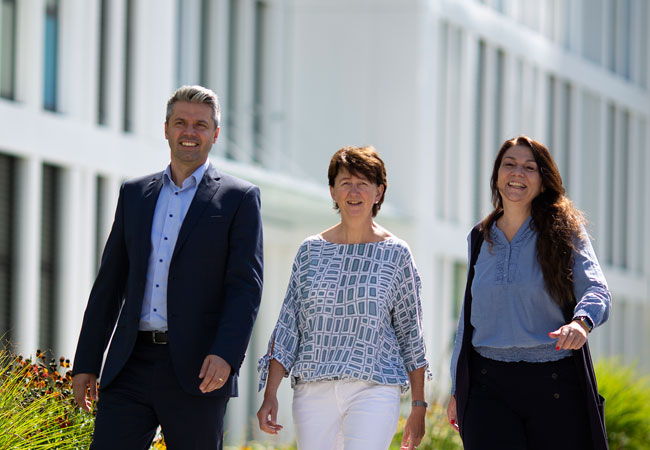 PB: Den europäischen und weltweiten Energiespeichermarkt fest im Blick: Harald Beschid (COO), Dr. Doris Hafenbradl (CTO) und Birgit Lewandowski (Director Development) von Electrochaea freuen sich über die Investition des EU-Innovationsrats und sehen in der Beteiligung ein wichtiges politisches Signal in den Markt. (© Electrochaea GmbH, 2020)
