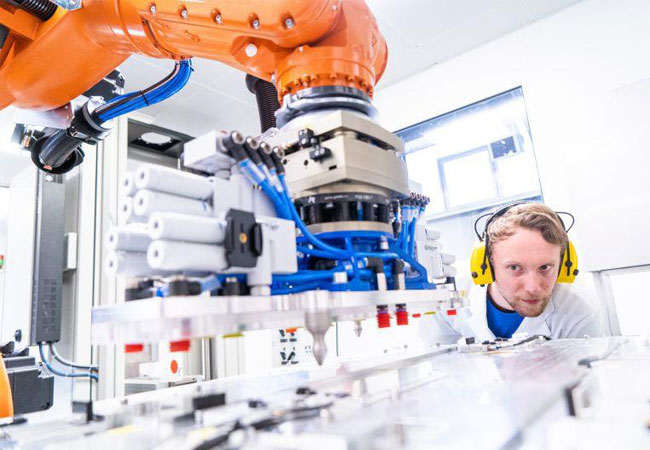 PB: Das HyFaB-Projekt forciert die Massenproduktion von Brennstoffzel-len. Das baden-württembergische Wirtschaftsministerium fördert den Ausbau des ZSW mit 10,5 Millionen Euro. ©ZSW/FVV, Dirk Lässig