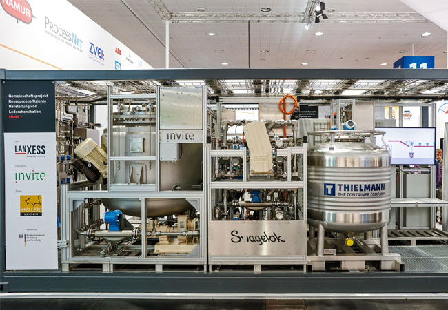 PB: Modulare Anlage zur ressourceneffizienten Herstellung von Lederchemikalien. Gerbereien können damit Falzspäne aus der Lederherstellung direkt vor Ort wiederverwerten und daraus vollautomatisch Nachgerbstoffe der Marke X-Biomer produzieren. Foto: LANXESS AG