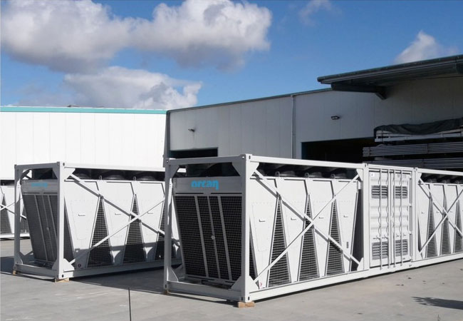 PB: Zwei efficiency PACKs eP 150.200 fertig zur Auslieferung an die Geothermieanlage in Kirchweidach, wo mit Hilfe der efficiency PACKs aus überschüssiger Geothermiewärme CO2-freier Strom produziert wird. / Orcan Energy AG