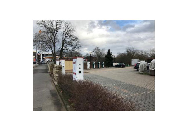 PB: Der Hannoveraner Energieversorger enercity hat auf dem Parkplatz eines verkehrsgünstig gelegenen Gastronomiebetriebes einen E-Auto-Ladepark realisiert. Unter den insgesamt 10 Ladepunkten sind auch 4 Schnellladesäulen, an denen Restaurantgäste ihr Fahrzeug innerhalb weniger Minuten betanken können. Foto: Ormazabal GmbH