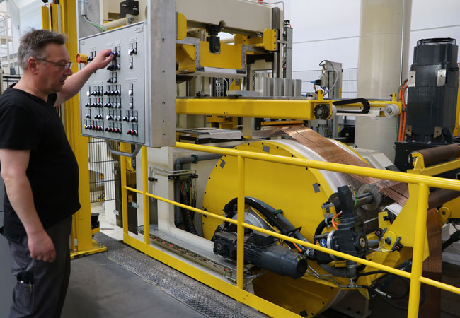 PB: „Scherengerüst“: Die Vakuum-Rollentechnik ermöglicht präzises Aufwickeln bei hoher Oberflächengüte.