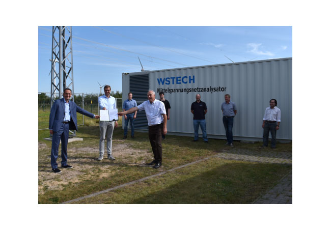 PB: Energieforschung für beste Spannung in den Stromnetzen / Neues Energieforschungsprojekt mit HWT-Förderung der EKSH gestartet. Das Bild zeigt Forscher und Partner am Umspannwerk Vollstedt in Nordfriesland. v.l.n.r.: Vordere Reihe: Prof. Dr.-Ing. Marco Liserre, Stefan Sievers, Prof. Dr.-Ing. Hans-J. Hinrichs; Hintere Reihe: Jan Hendrik Andresen, WEB Andresen, Martin Gottschalk, FH Kiel, Paul Schulz, M.O.E. GmbH, Hans-Werner Otto, WEB Andresen, Viet Hung Nguyen, FH Kiel. (Copyright: FuE-Zentrum FH Kiel GmbH)