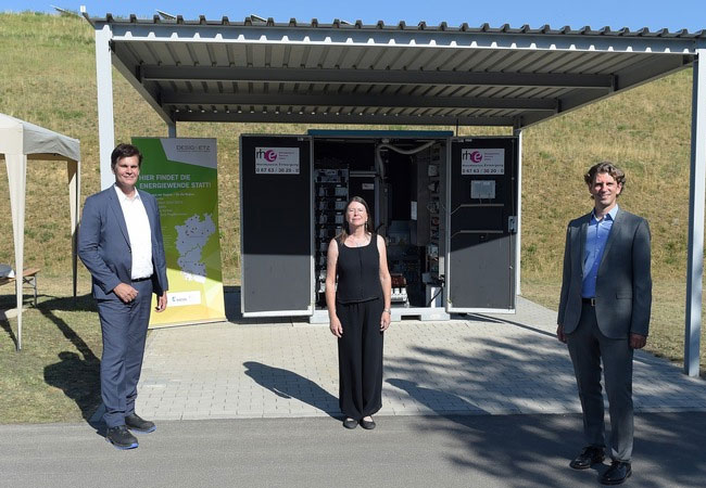 PB: Im Rhein-Hunsrück-Kreis besichtigten (v.l.n.r.) Westenergie Geschäftsführer Oliver Henrichs, Umweltministerin Ulrike Höfken und Klimaschutzmanager Michael Uhle die Energiewabe Rhein-Hunsrück-Kreis.