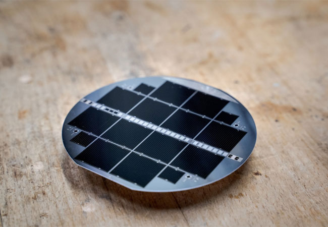 PB: Mehrere III-V Tandemsolarzellen auf einem Silicium Substrat mit 10 cm Durchmesser. / © Fraunhofer ISE /Foto: Markus Feifel