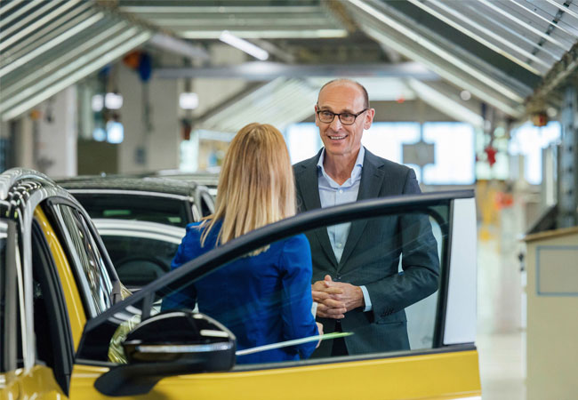 PB: Markenvorstand Ralf Brandstätter beim Start der Serienproduktion des ID.4 in Zwickau am ersten Serienfahrzeug „made in Sachsen“.