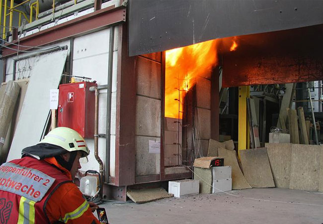PB: Am Institut für Baustoffe, Massivbau und Brandschutz der TU Braunschweig verschiedene Brandversuche durchgeführt. Hier ist ein Raumbrand-Versuch mit Massivholzbauteilen in Kooperation mit der Feuerwehr Braunschweig zu sehen. / iBMB TU Braunschweig