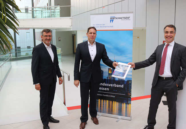 PB-Bildunterschrift: Torsten Leveringhaus MdL, digitalpolitischer Sprecher der Bündnis 90/ DIE GRÜNEN-Fraktion im Hessischen Landtag (Mitte) mit den Vorsitzenden der Landesachkommission Umwelt- & Energiepolitik, Prof. Dr. Peter Birkner (Geschäftsführer, House of Energy e.V.; Links im Bild) und Björn Vortisch, (Geschäftsführer, enexion GmbH; Rechts im Bild)
