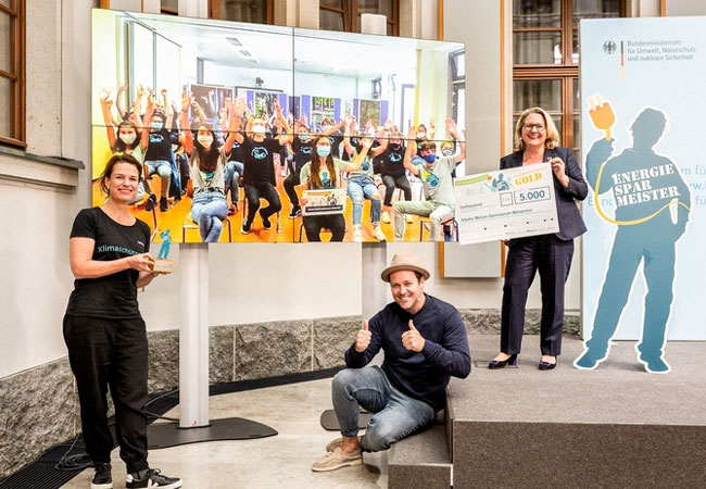 Bestes Klimaschutzprojekt: Sibylla-Merian-Gymnasium Meinersen aus Niedersachsen ist Bundessieger beim Energiesparmeister-Wettbewerb für Schulen / Die Energiesparmeister Gold mit der Bundesumweltministerin / Quellenangabe: "obs/co2online gGmbH/Christoph Wehre"