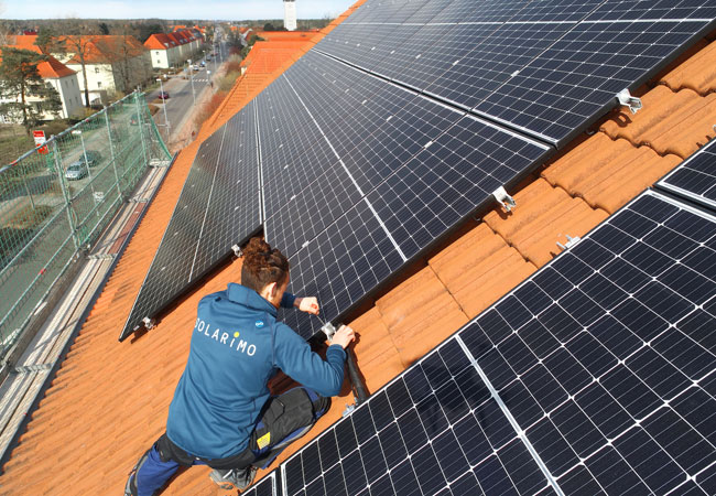 Pressefoto: Installation einer Photovoltaikanlage. / Quelle: Solarimo
