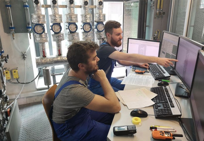 Bei den Messungen an der TU Wien DI Florian Benedikt (l) und DI Alexander Bartik (r)