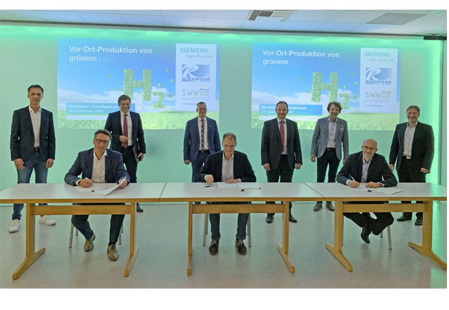 PB: Siemens baut große CO2-freie Wasserstofferzeugungsanlage in Bayern (v.l.n.r.): Reinwald Kleblein (SAG), Roland Schmidt (SAG), Nicolas Lahovnik (Bürgermeister WUN), Marco Krasser (Geschäftsfüher SWW Wunsiedel GmbH), Dr. Thilo Rießner (Geschäftsführer WUN H2), Andreas Schmuderer (SAG), Dr. Rainer Saliger (SAG), Dr. Philipp Matthes (Geschäftsführer WUN H2), Dr. Koch (SAG)