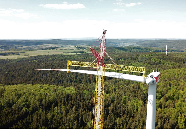BU: Windpark Rosskopf während der Bauphase. In wenigen Tagen werden die sechs Anlagen vom Typ GE 2.75 an den Betreiber übergeben © Juwi AG