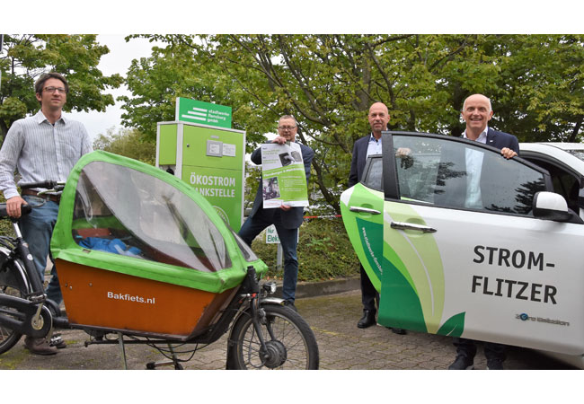 PB: Bildunterschrift: Sie freuen sich auf den E-Mobilitätstag: Jürgen Möller (Klimapakt-Vorsitzender), Maik Render (Geschäftsführer Stadtwerke Flensburg), Klaus Schrader (Geschäftsführer Klimapakt) und Till Fuder (Klimaschutzmanager Stadt Flensburg) (v.r.n.l.).