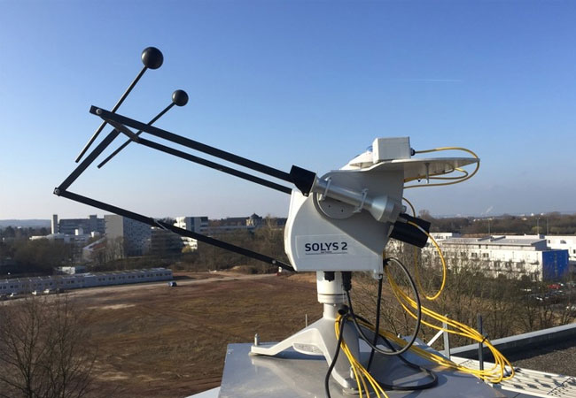 PB: Suntracker mit Pyranometern auf dem Dach der Hochschule Bonn-Rhein-Sieg. Foto: Bernd Evers-Dietze