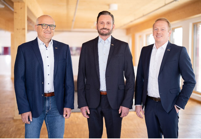 Pressefoto: (V.l.n.r.) Christian Arnold, Björn Broda und Jörg Blumenberg übernehmen die Leitung der Geschäftsbereiche Projektentwicklung und Betriebsführung bei juwi