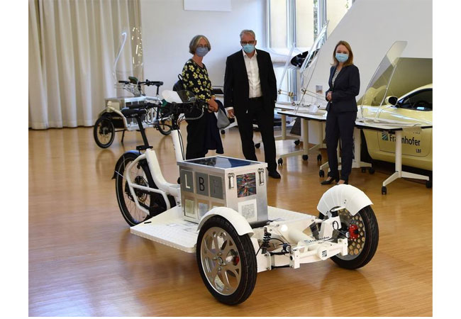 PB: Karin Müller, Sprecherin für Verkehr der Grünen Landtagsfraktion und Vizepräsidentin des Hessischen Landtags mit Professor Tobias Melz, Institutsleiter des Fraunhofer LBF und Dr. Saskia Biehl, Projektleiterin »Lasten-LeichtBauFahrrad« (v.l.n.r.). / Fraunhofer LBF