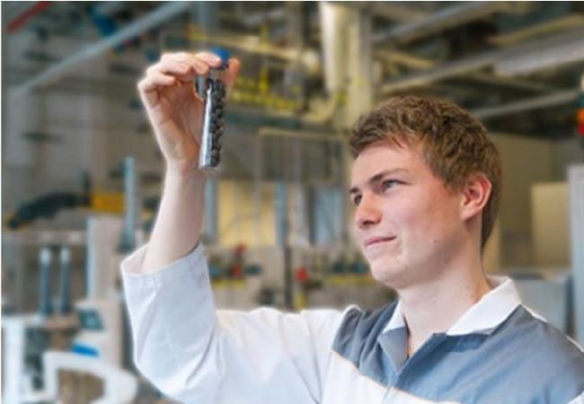 PB: Die wasserstoffbasierte Direktreduktion ist eine Schlüsseltechnologie für die CO2-freie Rohstahlproduktion. Foto: © Fraunhofer IKTS