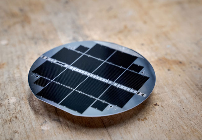 PB: Mehrere III-V Tandemsolarzellen auf einem Silicium Substrat mit 10 cm Durchmesser. / © Fraunhofer ISE /Foto: Markus Feifel