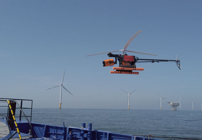 PB: Helikopter-Drohne AERO-SensorCopter Inspektionsflug an Offshore-Windkraftanlage mit der Helikopter-Drohne AERO-SensorCopter