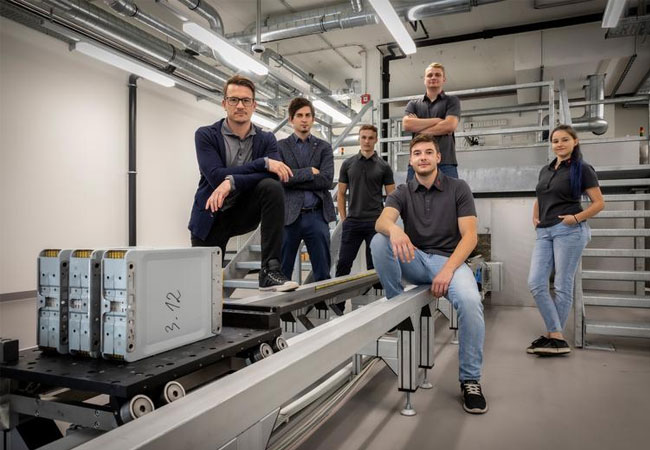PB: Das BSCG-Team an der eigens am Institut für Fahrzeugsicherheit entwickelten Crash-Anlage (v.l.): Leiter Jörg Moser, Christian Ellersdorfer, Stefan Grollitsch, Michael Krenn (hinten stehend), Christian Trummer und Ajla Purkovic. / Helmut Lunghammer/lunghammer.at © Lunghammer – TU Graz
