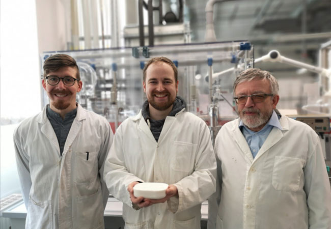 PB: Florian Himmelstein, Felix Marske und Prof. Dr. Thomas Hahn mit ihrem Produkt