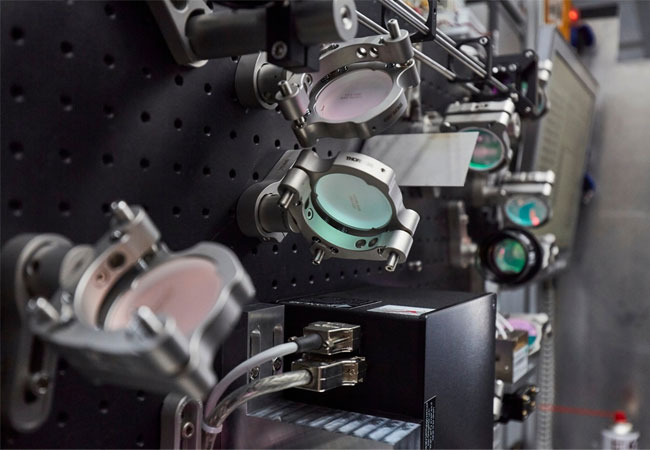 © Fraunhofer / Banczerowski Paradigmenwech-sel in der Fertigung: Bei der Laserstrukturierung von Oberflächen setzt ein Forscherteam erstmals eine Vielzahl von Laserstrahlen als Werkzeuge gleichzeitig ein. Das beschleunigt den Prozess – und schafft neue Einsatzmöglichkeiten.
