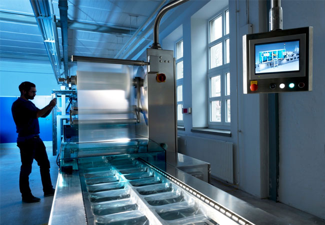 PB: Demonstratoranlagen am Fraunhofer IGCV, wie beispielsweise diese Thermoverpackungsanlage, zeigen, wie sich Anlagen und deren Komponenten energieflexibel nutzen lassen. / © Fraunhofer IGCV/Bernd Müller