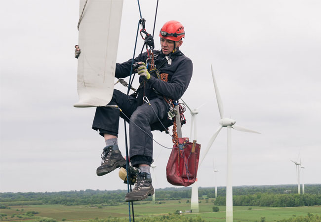 Pressefoto: Praktische Inspektionen sind bei der Deutschen WindGuard auf Kundenwunsch Teil der Technical Due Diligence Projektprüfung. Sie helfen bei der realitätsgenauen Betrachtung des aktuellen technischen Zustands und des Weiterbetriebspotentials der Windenergieanlagen. / © Siedentorp / Radiusmedia / Deutsche WindGuard