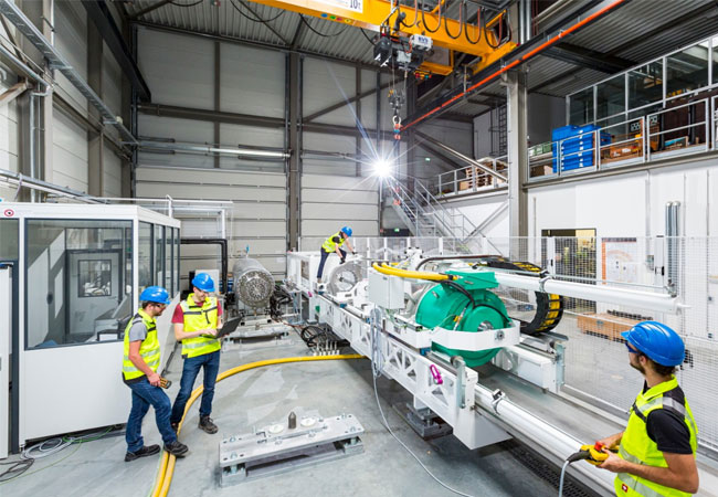 PB: © Fraunhofer IEG Mitarbeiter des Bereichs Geotechnologien bereiten den Teststand für eine Versuchsreihe vor.
