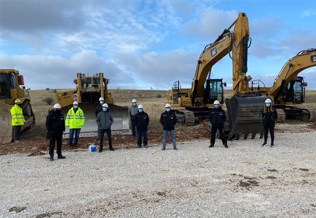 PB: Baustart: Das Projekt ist aufgrund seiner Größe und des hügeligen Geländes mit zum Teil steilen Neigungen eine Herausforderung, die Dimensionen riesig: Der Solarpark wird auf einer Fläche von 450 Hektar gebaut, das entspricht etwa 840 Fußballfeldern. / © juwi