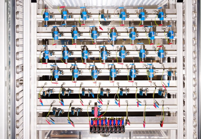 PB: Klimatisierte Teststation für elektrochemische Untersuchungen: Die Elektroden in den blauen Zellen bestehen aus neuartigen Batteriematerialien.