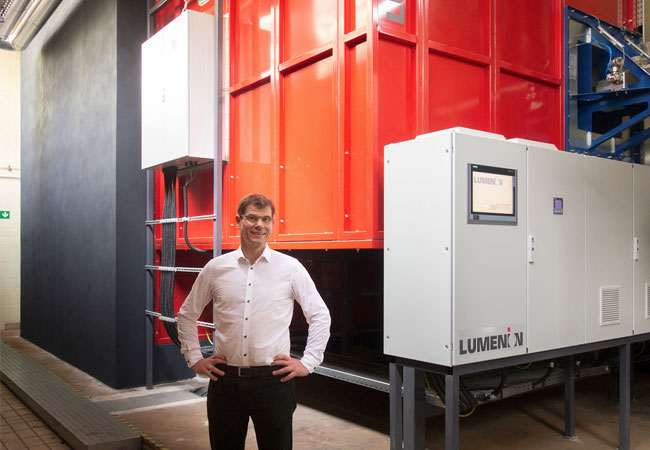 PB: Hanno Balzer, Geschäftsführer LUMENION GmbH vor dem Hochtemperatur-Stahlspeicher
