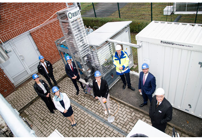 PB: Starke Partner für Power-to-Gas: (v.l.n.r.) Dr. Doris Hafenbradl (Electrochaea GmbH), Martin Thema (Ostbayerische Technische Hochschule Regensburg), Dr. Annett Bellack (Universität Regensburg), Prof. Michael Sterner (Universität Regensburg), Anja Karliczek (Bundesministerin für Bildung und Forschung), Harald Heß (Westenergie AG), Andreas Feicht (Staatssekretär im Bundesministerium für Wirtschaft und Energie), Prof. Jürgen Karl (Friedrich-Alexander-Universität Erlangen-Nürnberg). © Hermann Pentermann, Westenergie AG 