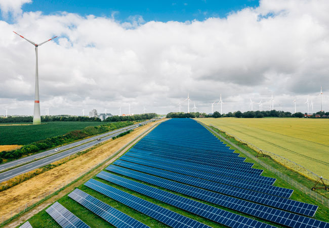 PB: Beispielhaft: Bild von Wind- und PV-Park (© ENERTRAG/Jewgeni Roppel)