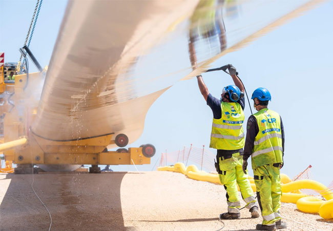 PB: Internationale Zusammenarbeit: Mit vereinten Kräften werden insgesamt sechs Turbinen aufgestellt. / Foto: © Hugo Rodriques / EKZ
